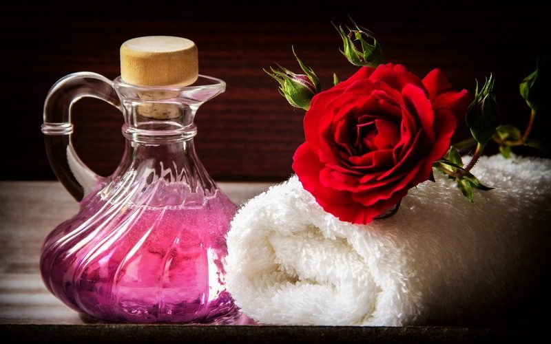 Baño con rosas, miel y canela para recuperar el amor de una persona